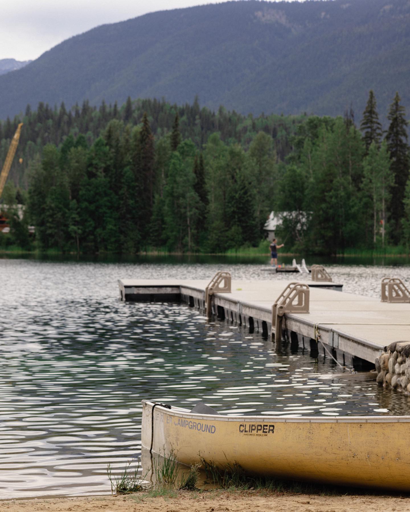 photo by from.pluto.to caption reads: ~ Valemount et Blue River 
On quitte l’Alberta direction Valemount, de retour en Colombie Britannique. Sur la route on s’arrête pour une descente en rafting, on a bien profité de l’eau a quelques degrés au dessus de 0 mais les paysages étaient magnifiques. 
À Valemount, après une bonne nuit de repos, on décide d’aller faire un balade d’une dizaine de kilomètres qui nous fait longer la Swift Creek, traverser un pont suspendu pour arriver dans une forêt de Cèdre de plus de 300 ans, c’était splendide. 
On prend ensuite la route pour Blueriver, mais il y avait beaucoup trop de moustiques, ce sera donc repos et petite balade et baignade près d’un lac ou a réussi à échapper a ces bêtes pendant 1h. 
On reprend ensuite la route pour le Wells Gray Provincial Park.
#britishcolumbia #discovercanada #rafting 
#travelblogger